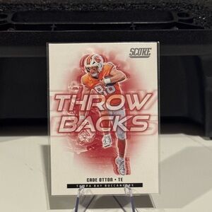 🔥 2025 Panini Score Cade Otton Throw backs Card. Tampa Bay Buccaneers.